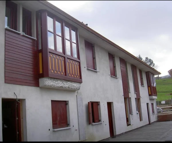 Casona de otañes con contraventanas y ventanas de madera
