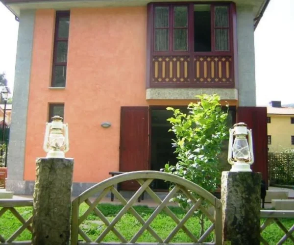 Casona de otañes con mirador de madera