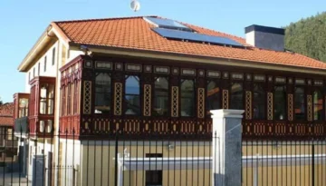 Casona de otañes con exterior de madera