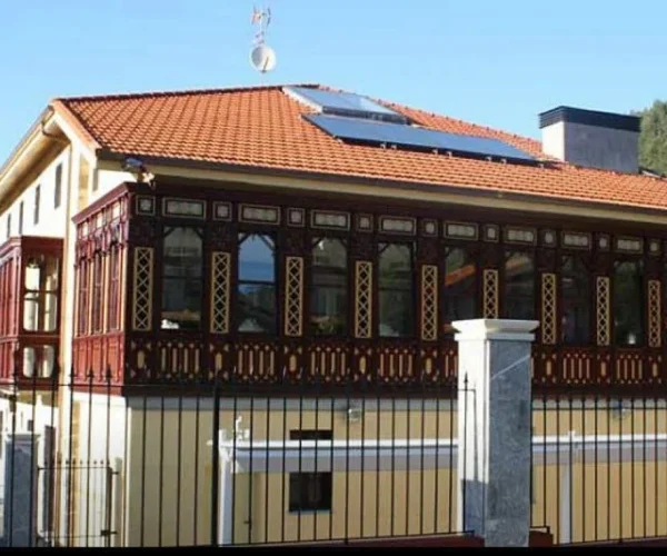 Casona de otañes con exterior de madera
