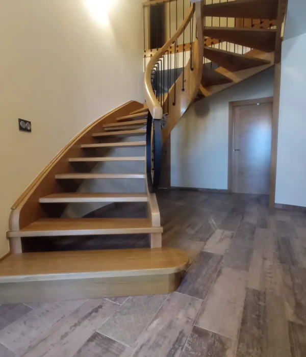 escalera de caracol hecha con madera