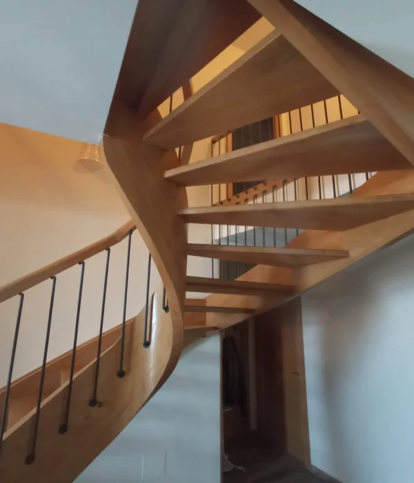 escalera de madera hecha por carpintería Llanos