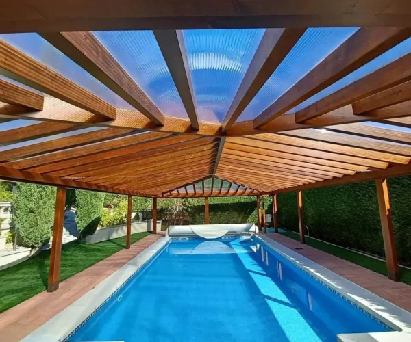 cubierta de madera para piscina · carpintería de madera