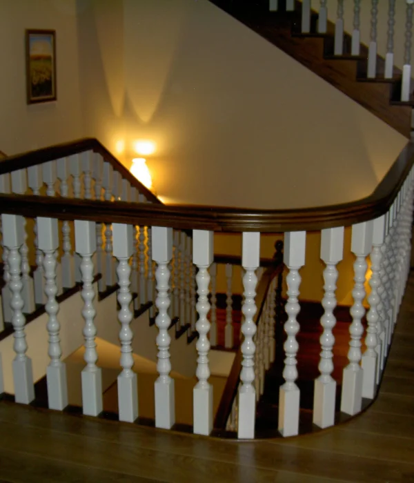 escalera combinada con palo lacado en blanco