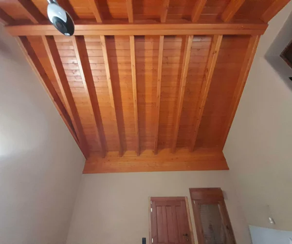 Cubierta interior en cochera, acabado ecológico