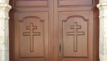 Puerta de madera de la Iglesia de Sto Toribio de Mayorga