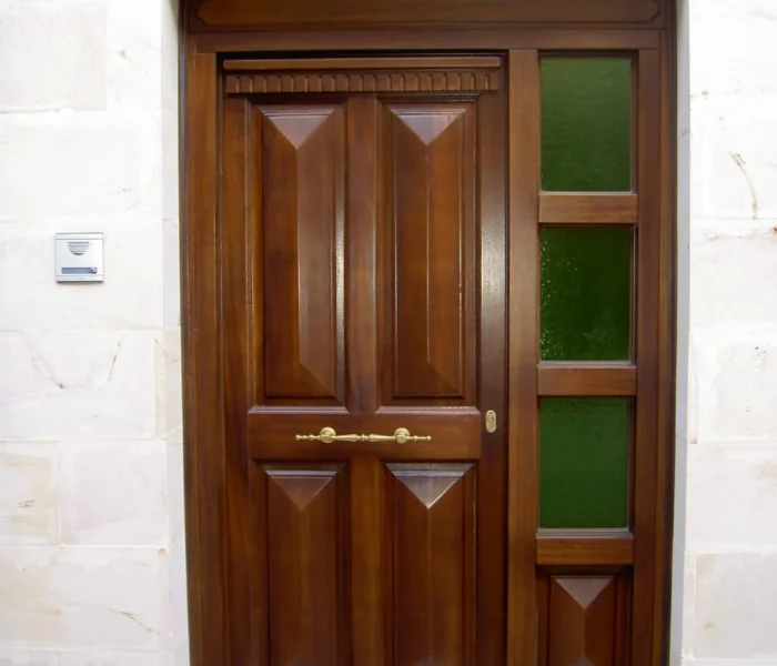 PUERTA IROKO ENTREPAÑOS PIRAMIDE