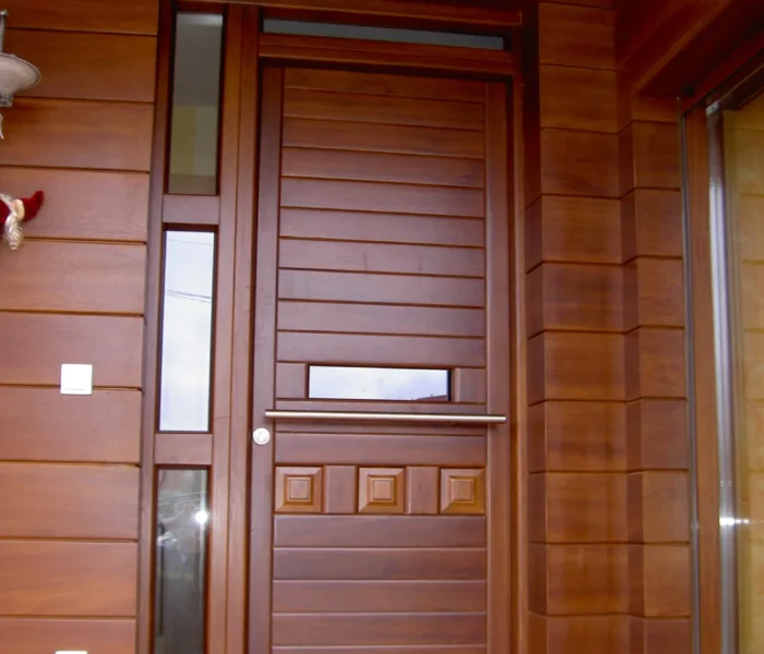 RECIBIDOR DECORADO CON PUERTA DE CALLE EN IROKO