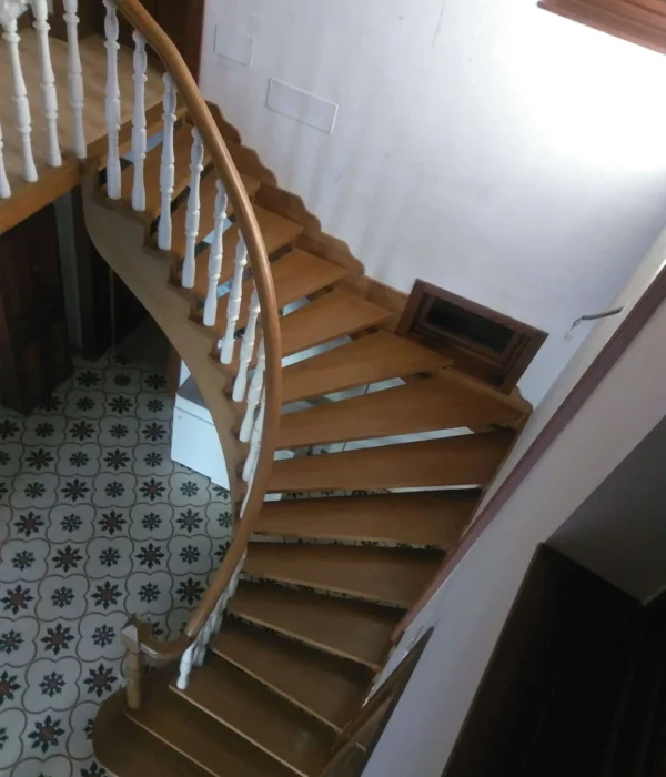 escalera en curva barandilla blanca