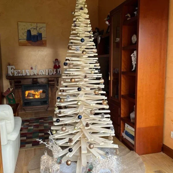 Árbol de Navidad de madera con listones ajustables, permitiendo modificar su forma y tamaño para una decoración personalizada y sostenible