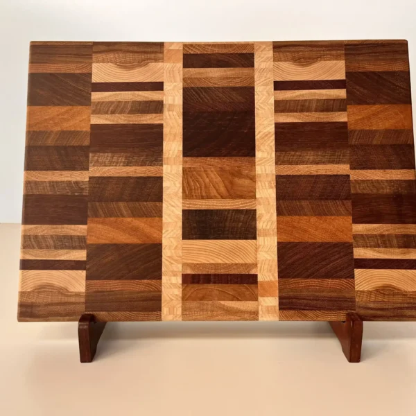 Tabla de cortar elaborada con diferentes maderas en un patrón geométrico de bloques