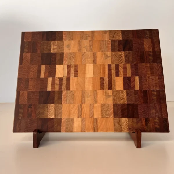 Diseño único compuesto por bloques de diferentes maderas, ensamblados para ofrecer máxima resistencia y una estética cálida y natural.