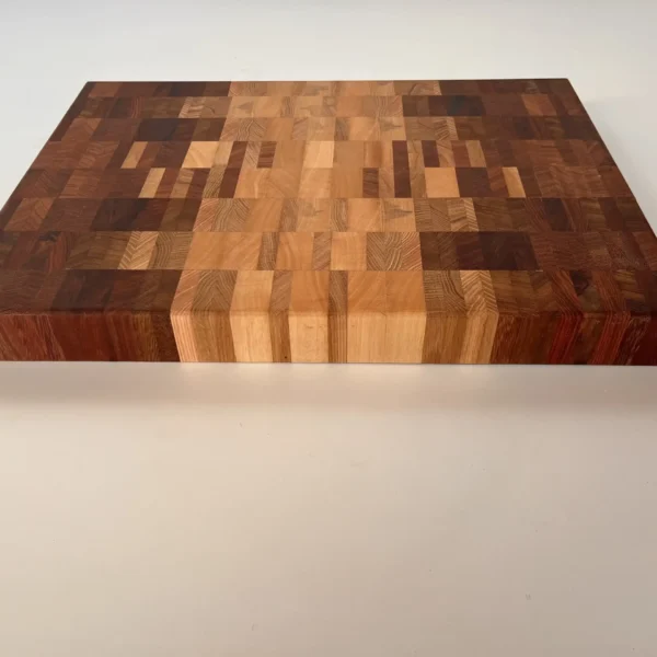 Diseño único compuesto por bloques de diferentes maderas, ensamblados para ofrecer máxima resistencia y una estética cálida y natural.