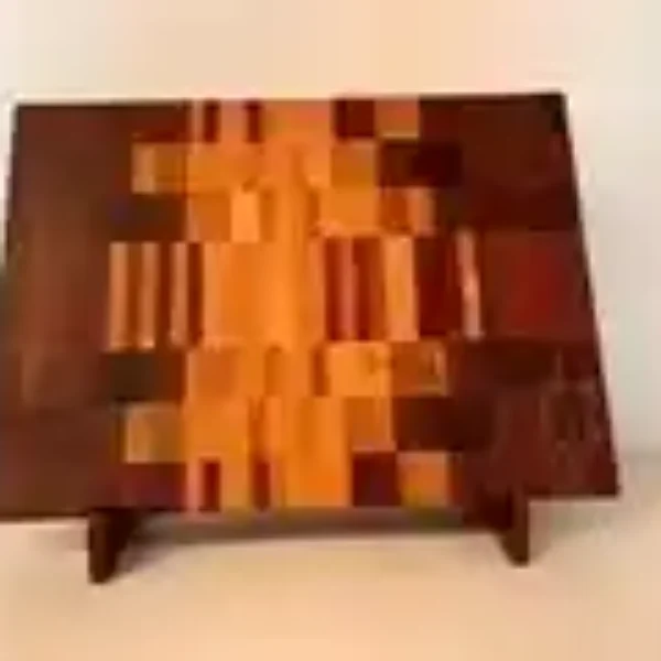 Diseño único compuesto por bloques de diferentes maderas