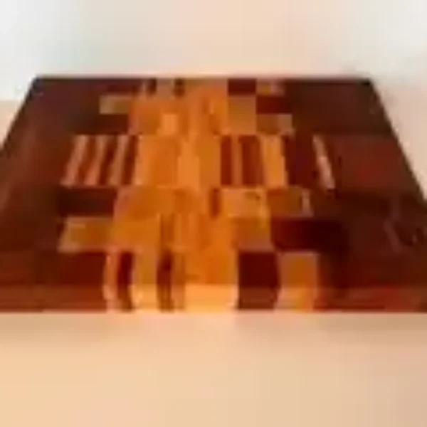 Diseño único compuesto por bloques de diferentes maderas