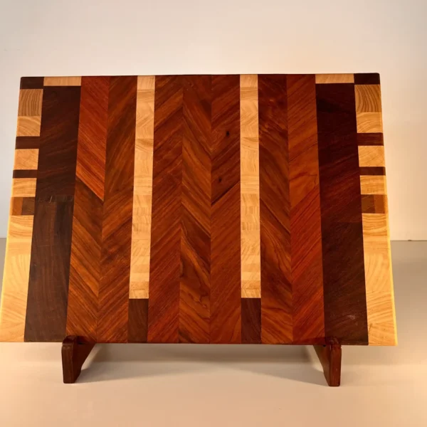 tabla de corte artesanal en diseño de maderas, destacando la combinación de vetas y tonos naturales