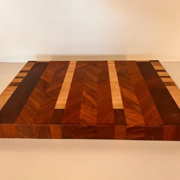 tabla de corte artesanal en diseño de maderas, destacando la combinación de vetas y tonos naturales