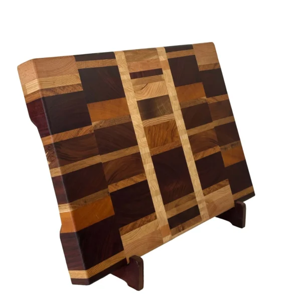 tabla de corte artesanal en diseño de maderas, destacando la combinación de vetas y tonos naturales 