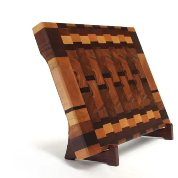 tabla de corte end grain en diseño de mosaico, combinando tonos cálidos y vetas naturales de la madera