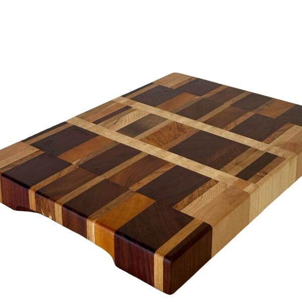 tabla de corte artesanal en diseño de maderas, destacando la combinación de vetas y tonos naturales 