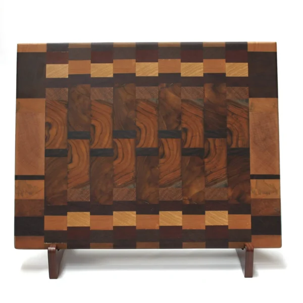 tabla de corte end grain en diseño de mosaico, combinando tonos cálidos y vetas naturales de la madera